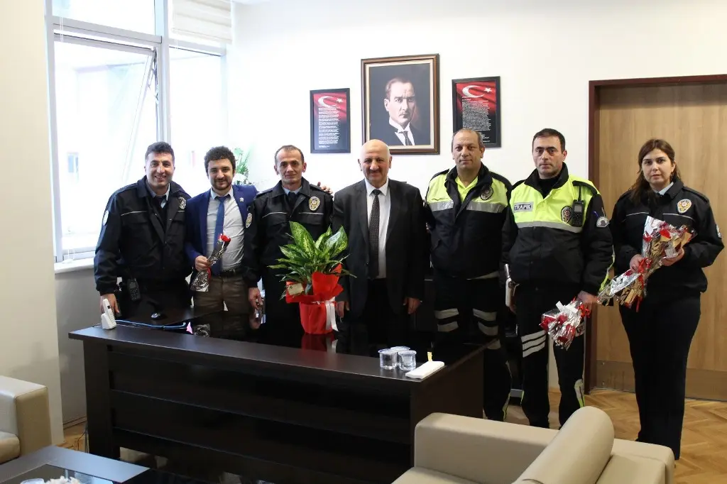 Haber: Emniyet Müdürlüğü Personeli Tıp Bayramını Karanfil Dağıtarak Kutladı - Galeri-2