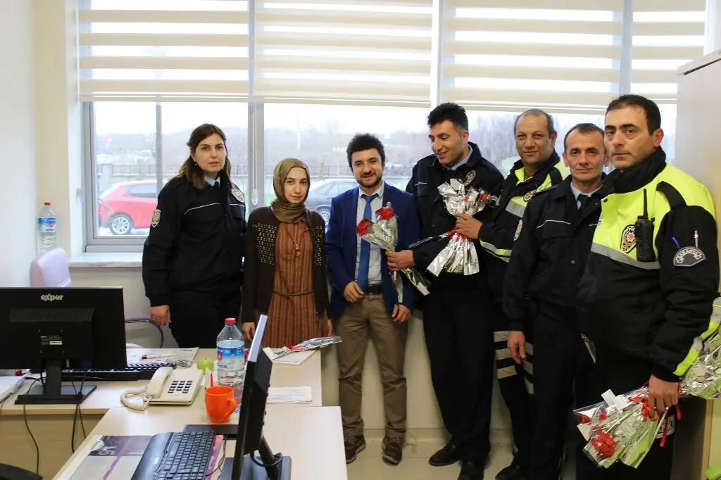 Haber: Emniyet Müdürlüğü Personeli Tıp Bayramını Karanfil Dağıtarak Kutladı - Galeri-1