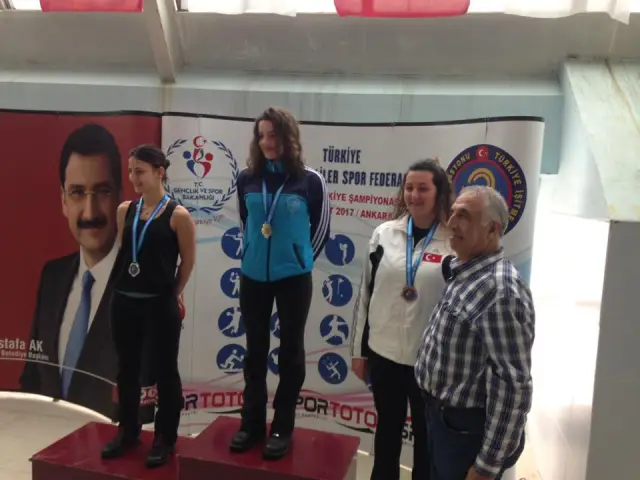 Hendek’li Yüzücü Küçük Beş Dalda Şampiyon