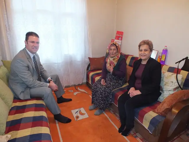 Hendek Kaymakamı Hasta Ve Yaşlıları Ziyaret Etti