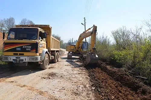 Hendek Belediyesi Yol Bakım Çalışması Yapıyor