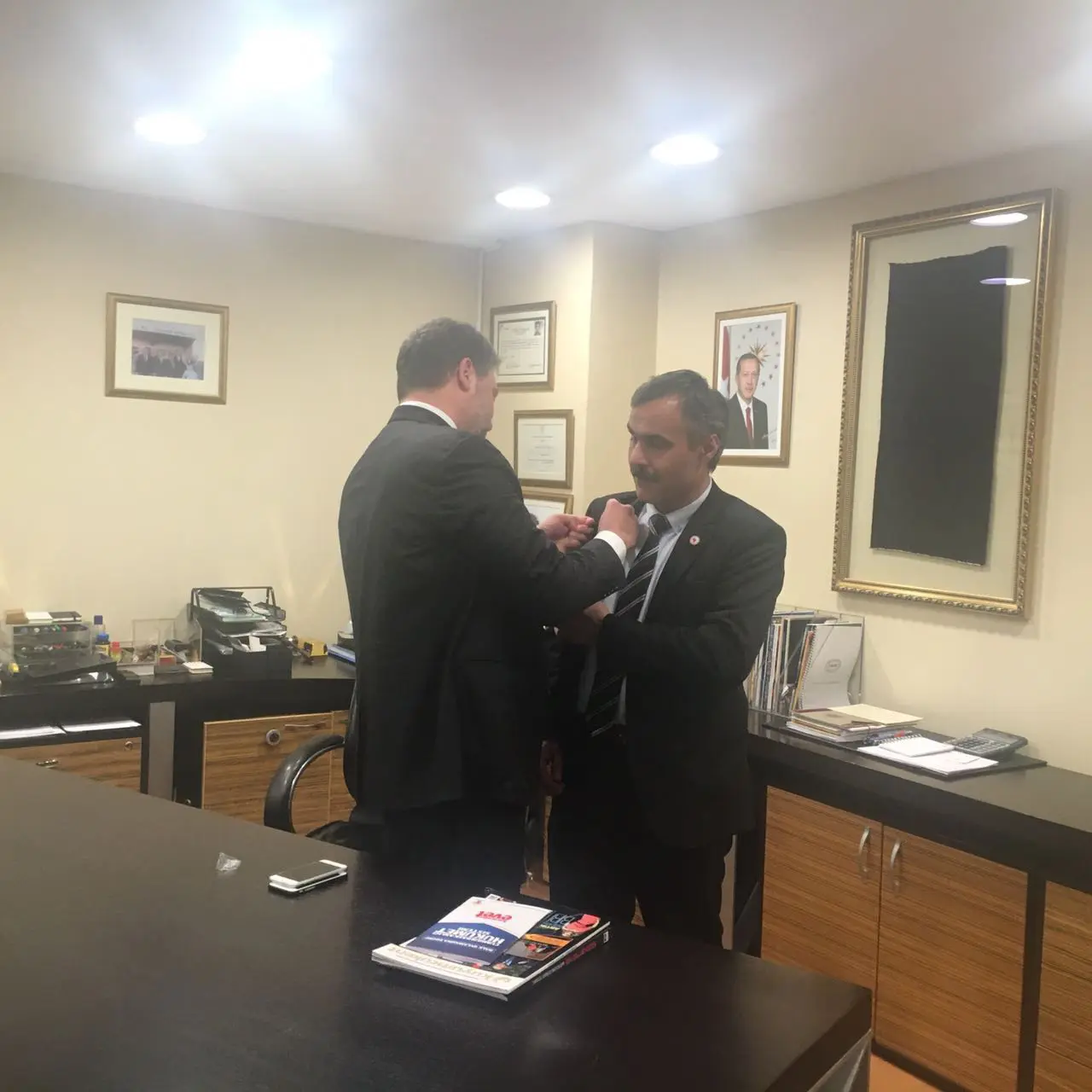 Haber: DİKMEN MUHTARINA ALTIN ROZET - Öne Çıkan