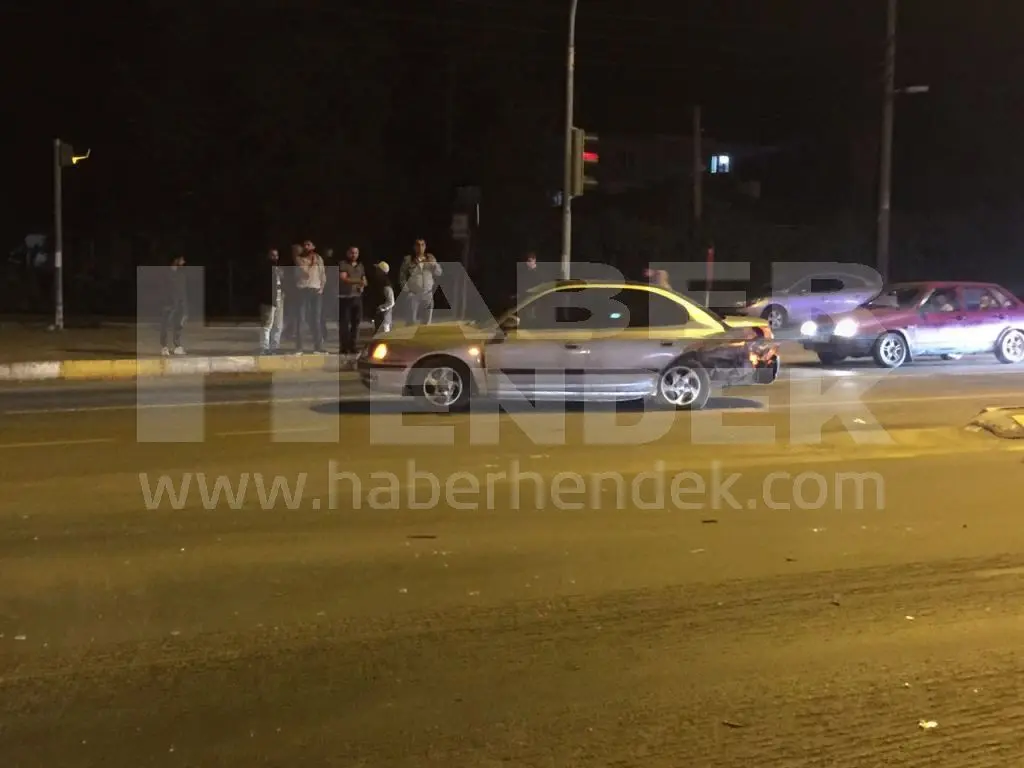 Haber: Hendek’te Kaza Dört Yaralı - Galeri-1