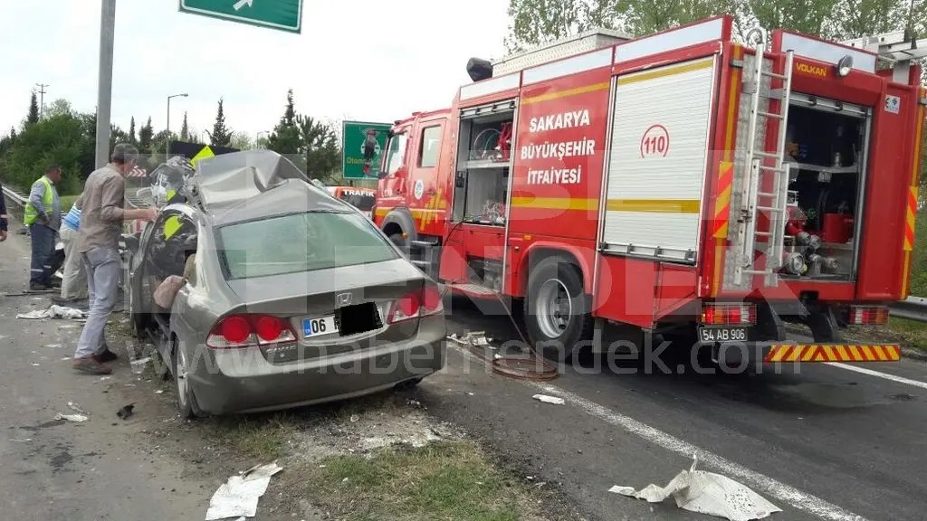 Haber: Bariyere Ok Gibi Saplandı, İki Kişi Ağır Yaralandı - Galeri-1