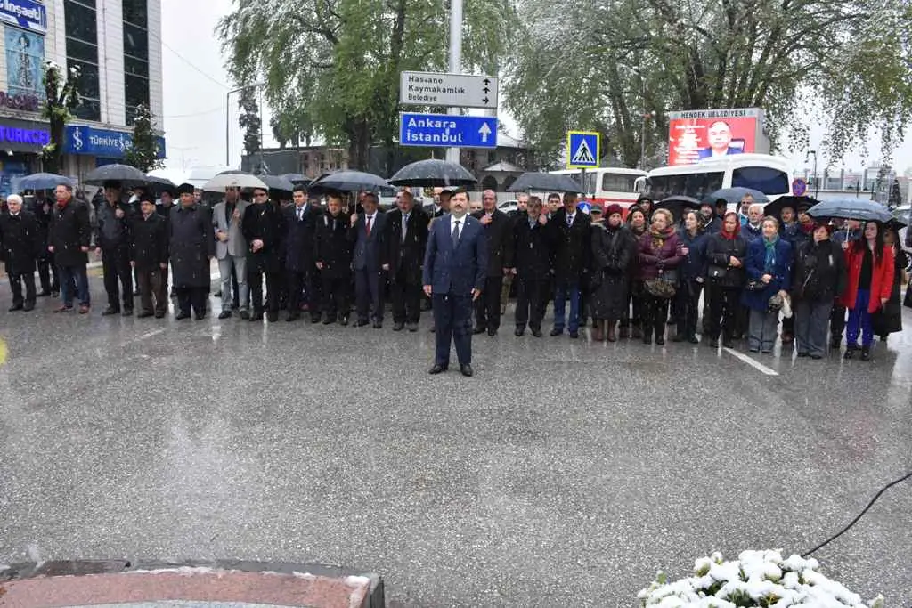 Haber: İlçe Milli Eğitim Müdürü Doğan Çelenk Koymaya Giderken Düştü - Öne Çıkan