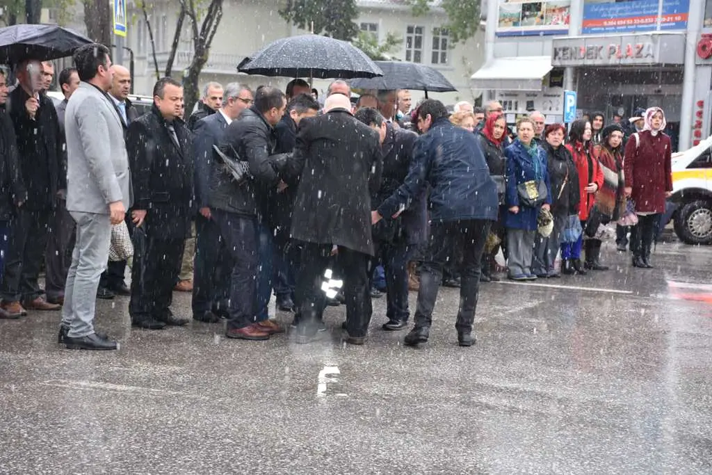 Haber: İlçe Milli Eğitim Müdürü Doğan Çelenk Koymaya Giderken Düştü - Galeri-3