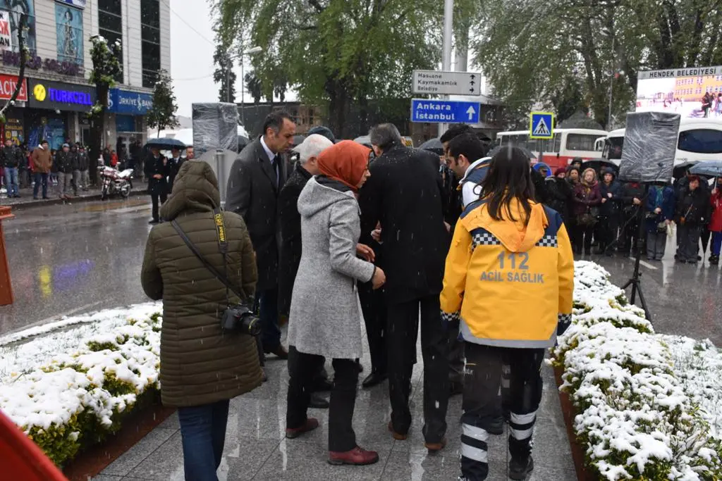 Haber: İlçe Milli Eğitim Müdürü Doğan Çelenk Koymaya Giderken Düştü - Galeri-2