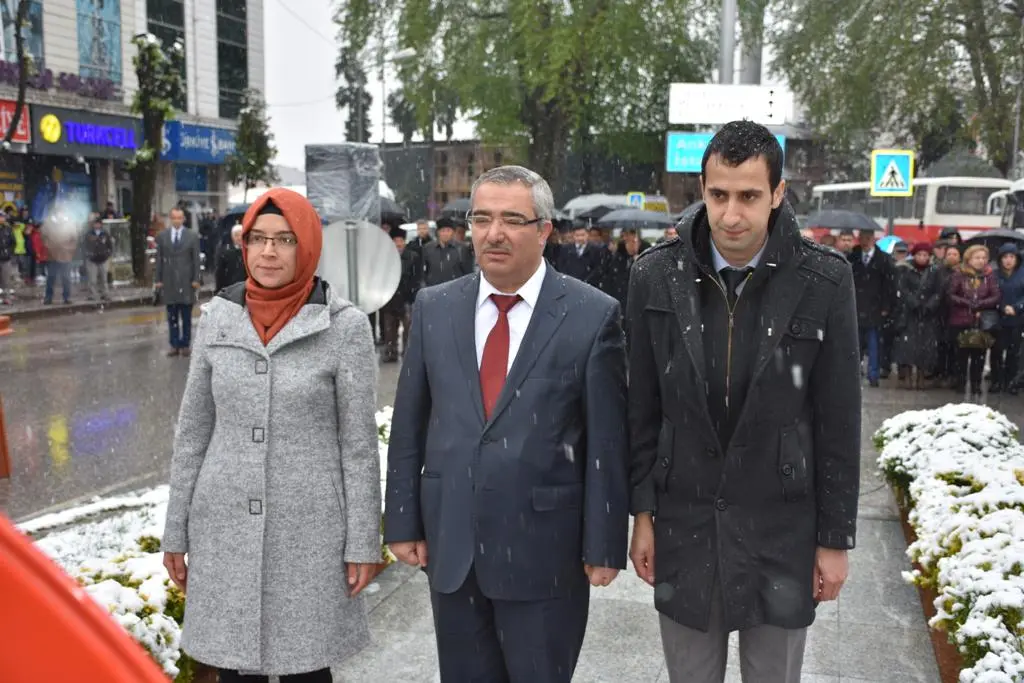 Haber: İlçe Milli Eğitim Müdürü Doğan Çelenk Koymaya Giderken Düştü - Galeri-1