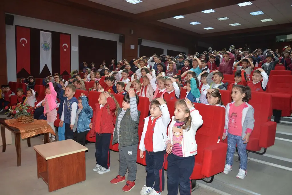 Haber: Çocuklar Tiyatroyla doyasıya eğlendi - Galeri-1