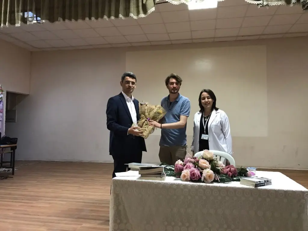 Haber: ŞEHİT MAHMUTBEY'DE YAZAR İLE SÖYLEŞİ - Galeri-2