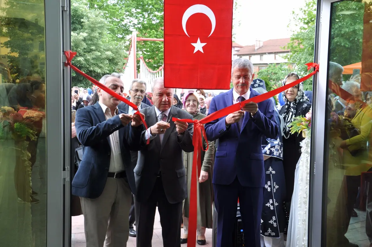 Haber: Halk Eğitimden Giyim, El sanatları, mefruşat ve Nakış Sergisi - Galeri-1
