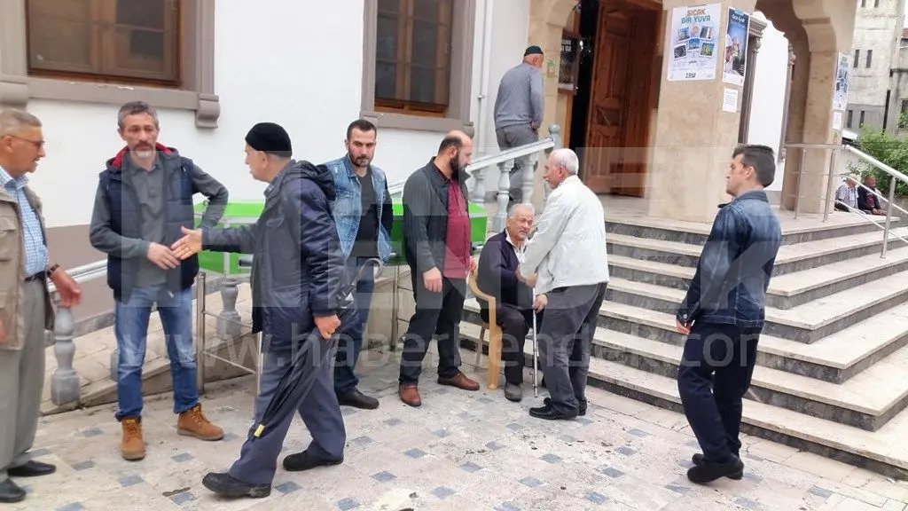 Haber: Üç Çocuk Babası Kurt Son Yolculuğuna Dualarla Uğurlandı. - Galeri-1