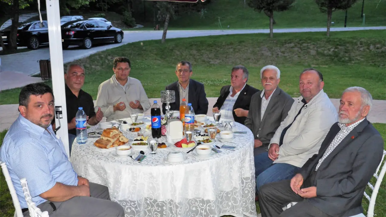 Haber: Tüm Hendek Muhtarlar Derneği İftar verdi. - Galeri-11