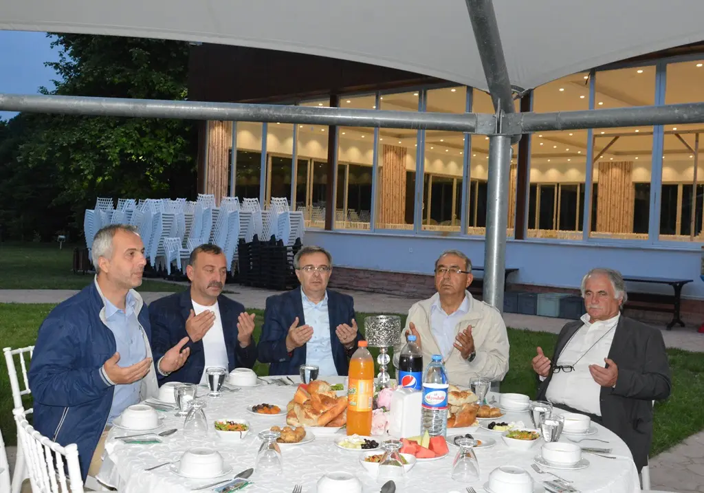 Haber: Tüm Hendek Muhtarlar Derneği İftar verdi. - Galeri-2