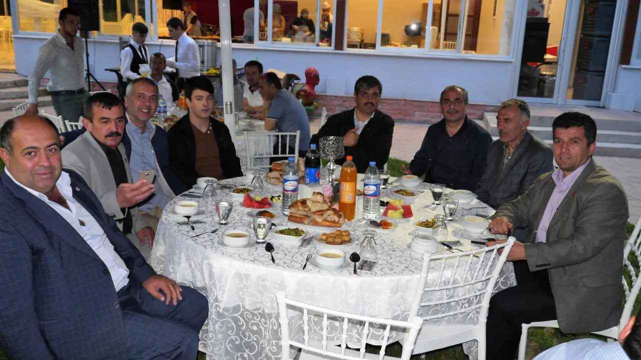 Haber: Tüm Hendek Muhtarlar Derneği İftar verdi. - Galeri-8
