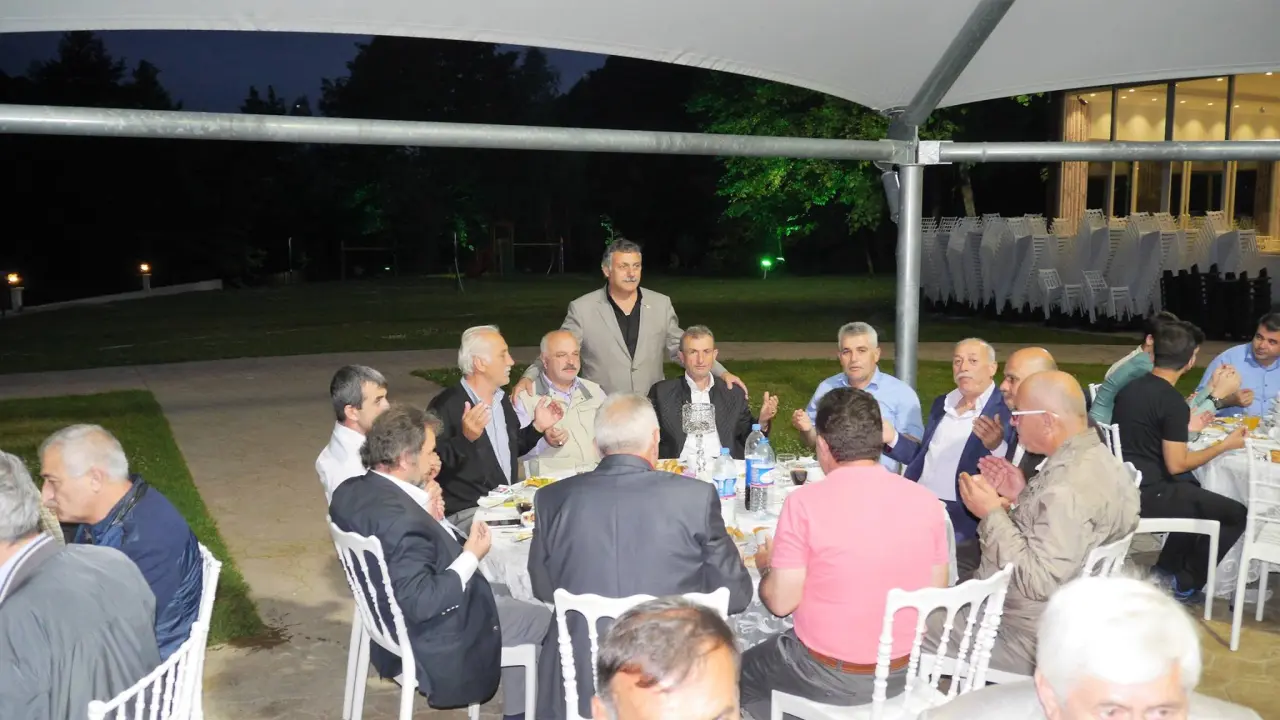 Haber: Tüm Hendek Muhtarlar Derneği İftar verdi. - Galeri-6