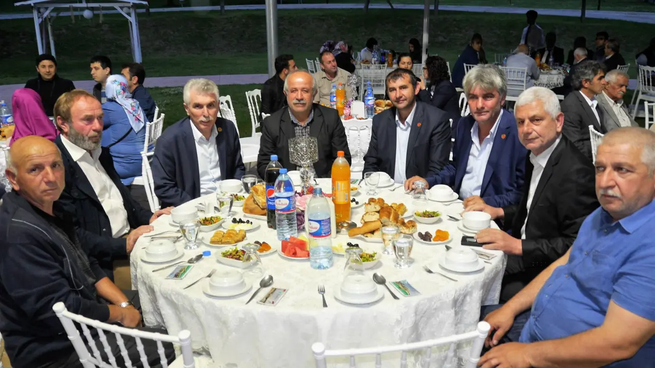 Haber: Tüm Hendek Muhtarlar Derneği İftar verdi. - Galeri-4