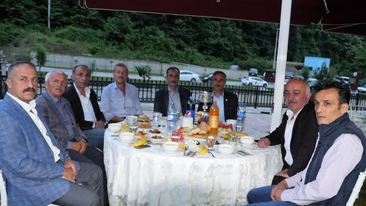 Haber: Tüm Hendek Muhtarlar Derneği İftar verdi. - Galeri-12