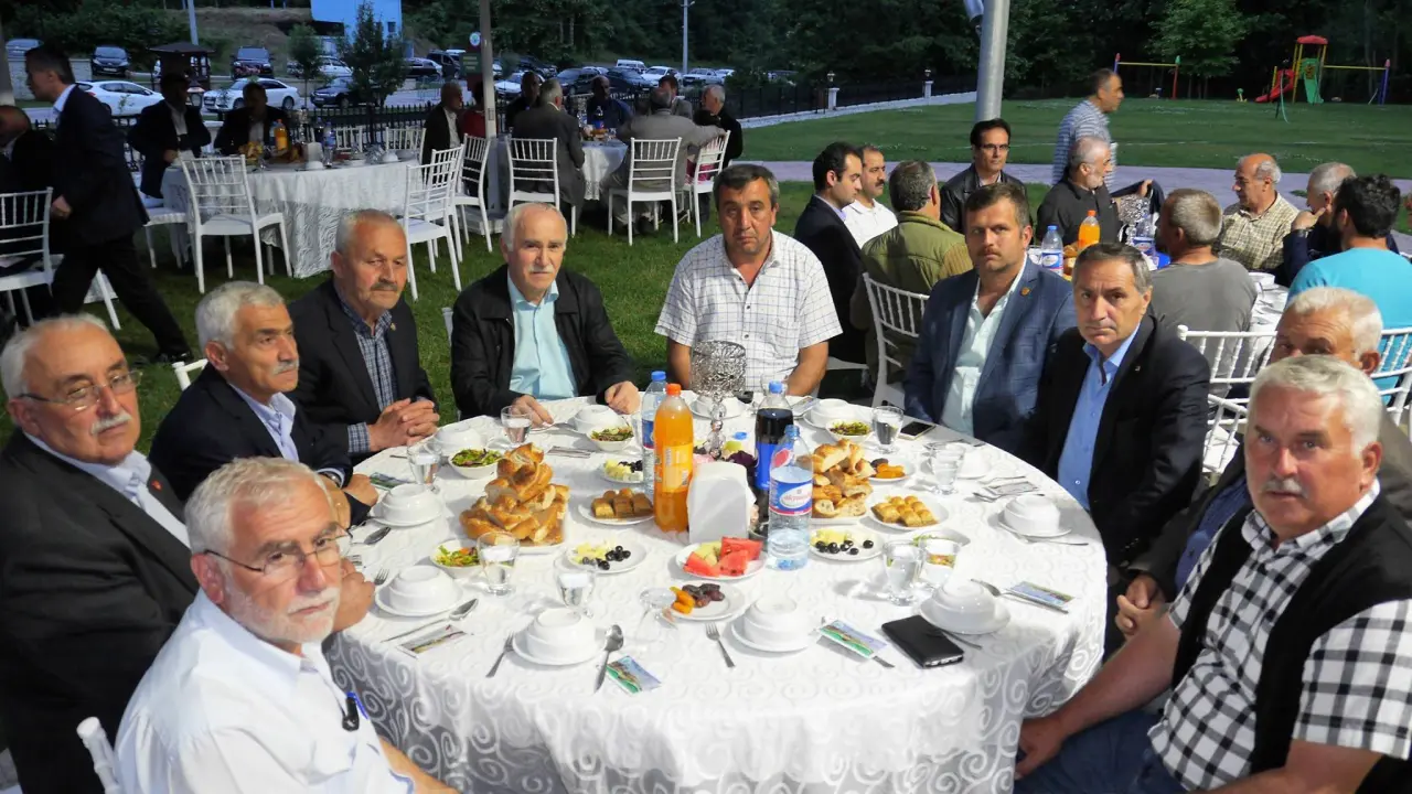 Haber: Tüm Hendek Muhtarlar Derneği İftar verdi. - Galeri-13