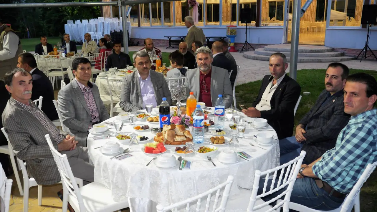 Haber: Tüm Hendek Muhtarlar Derneği İftar verdi. - Galeri-10