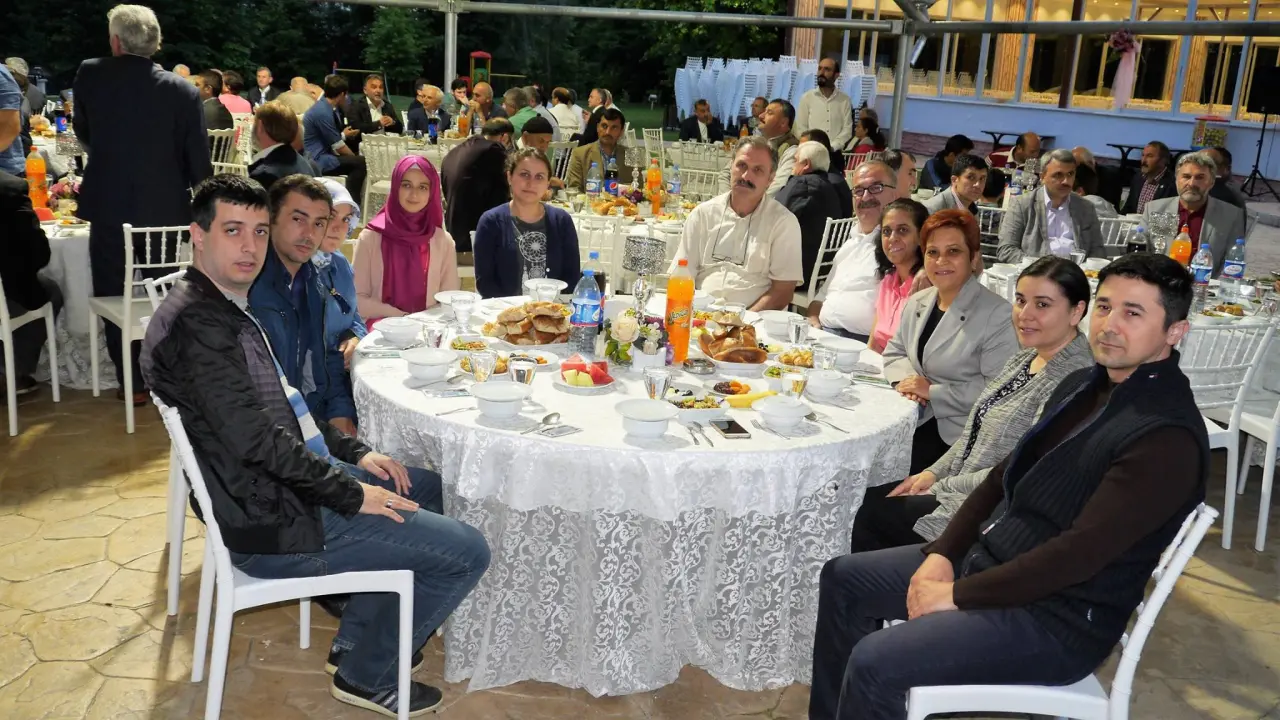 Haber: Tüm Hendek Muhtarlar Derneği İftar verdi. - Galeri-9