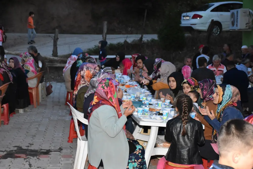 Haber: Yarıca Yeni Mahalle Halkı İftarda Bir Araya Geldi - Galeri-2
