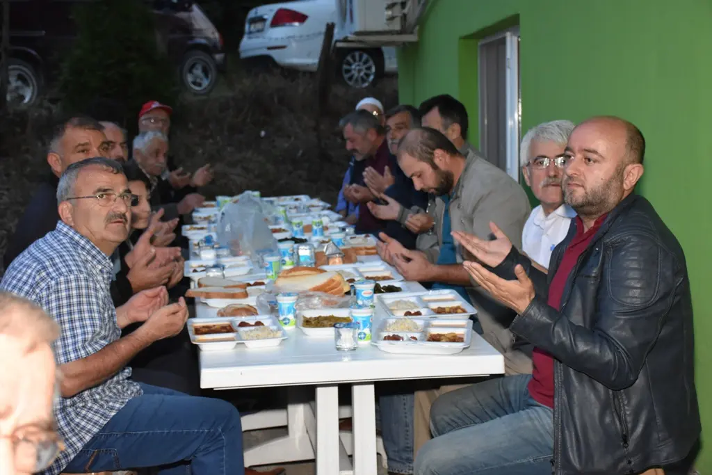 Haber: Yarıca Yeni Mahalle Halkı İftarda Bir Araya Geldi - Galeri-1