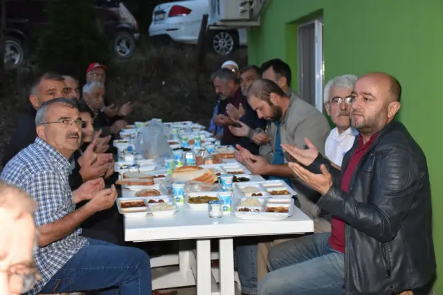 Yarıca Yeni Mahalle Halkı İftarda Bir Araya Geldi