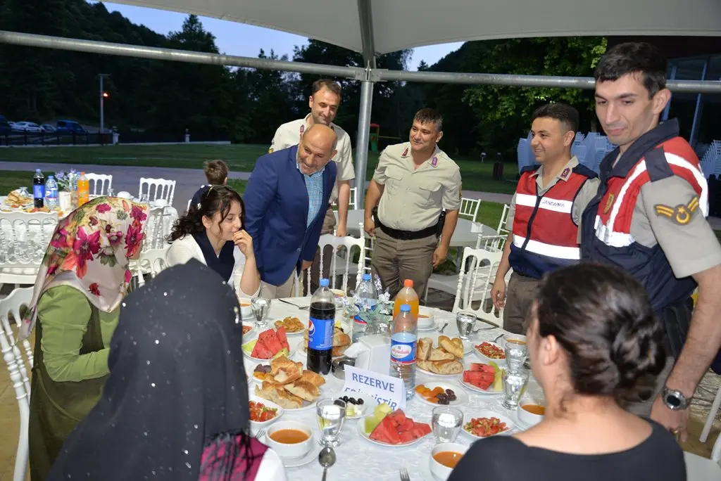 Haber: Püsküllü’den jandarmaya jest - Galeri-1