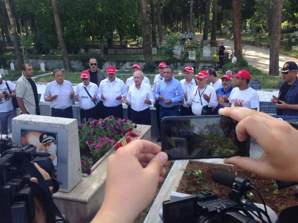 Haber: Kılıçdaroğlu Okkan’ın Kabrini Ziyaret etti - Öne Çıkan