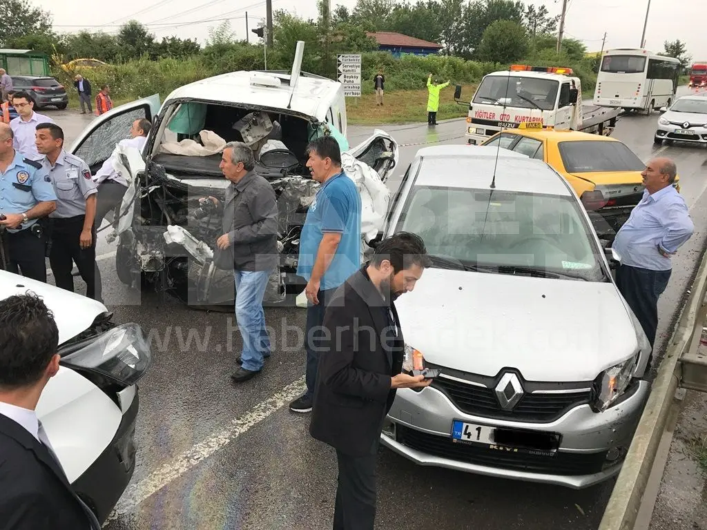 Haber: HENDEK’TE ZİNCİRLEME KAZA 6 YARALI - Galeri-1