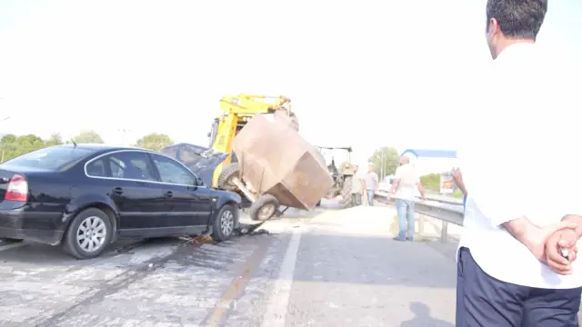1 Traktör 2 Özel araç kazaya karıştı