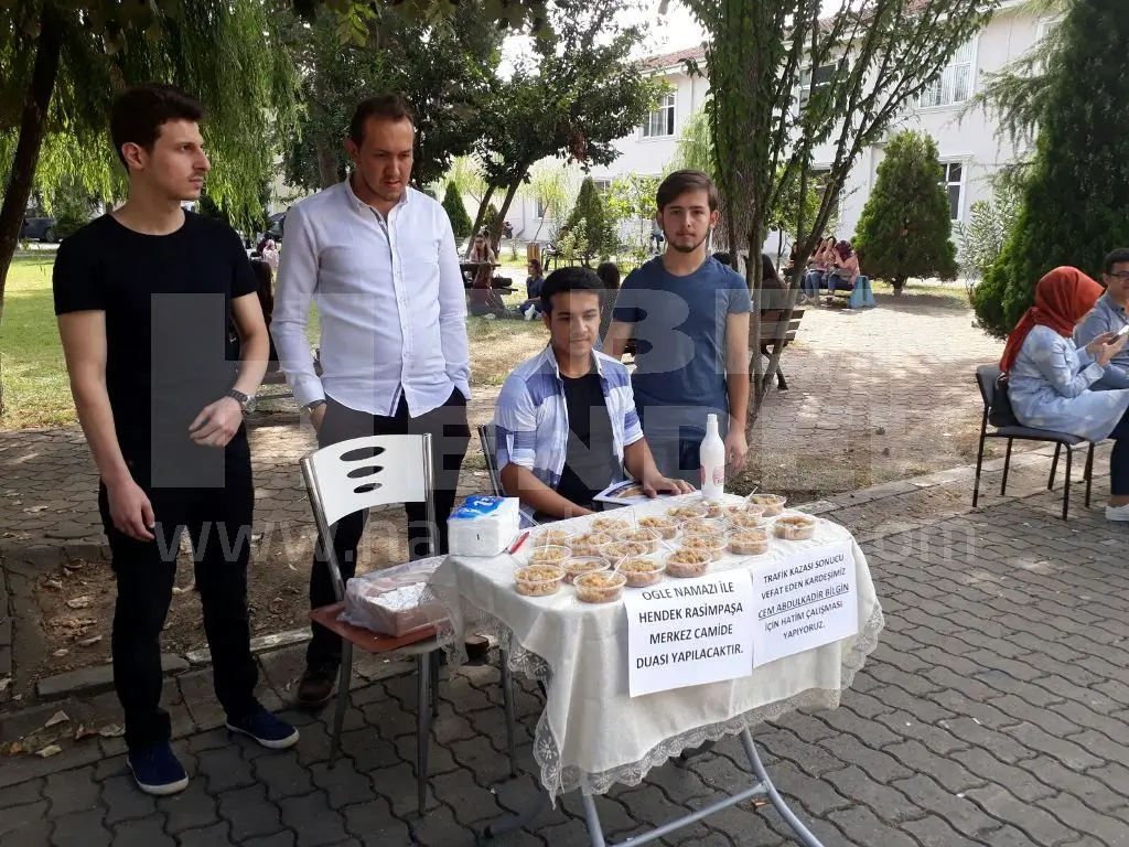 Haber: Kazada Hayatını Kaybeden Bilgin’in Arkadaşları Dua Edip Helva ve Lokum Dağıttı - Galeri-1