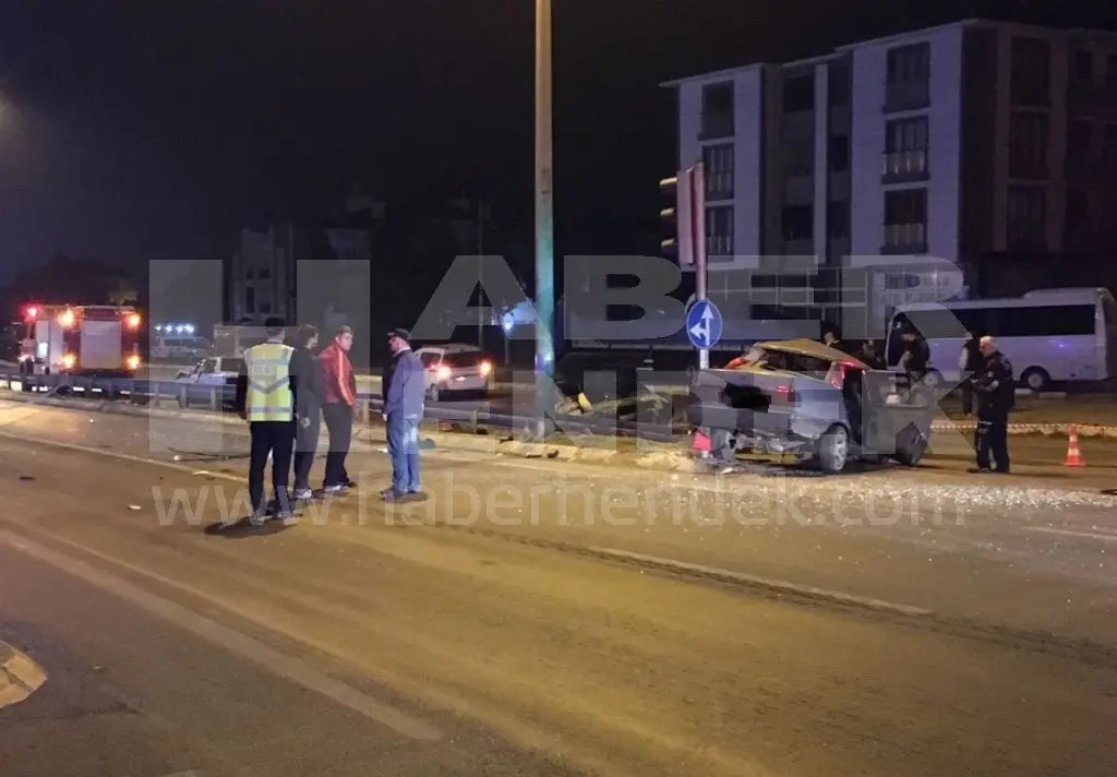 Haber: Kaza Yapan Otomobil İkiye Ayrıldı - Galeri-2