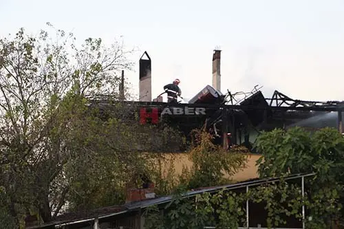 Haber: ÇATI YANGINI KORKUTTU - Öne Çıkan
