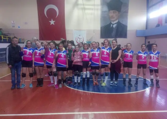 Ş. Mahmutbeyin Minikleri Voleybolun Şampiyonu Oldu