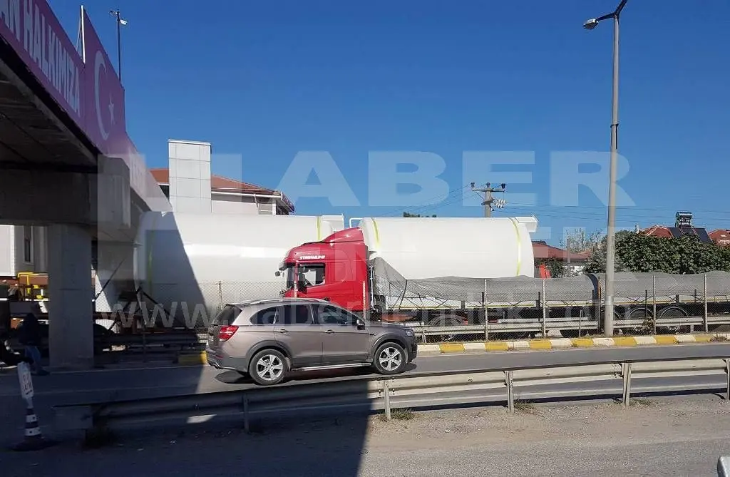 Haber: Hendek'te Üst Geçide Takıldı - Galeri-1
