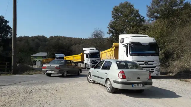 Aktefek Mahallesi Sakinleri Hafriyat Kamyonlarının Geçişini Engelledi