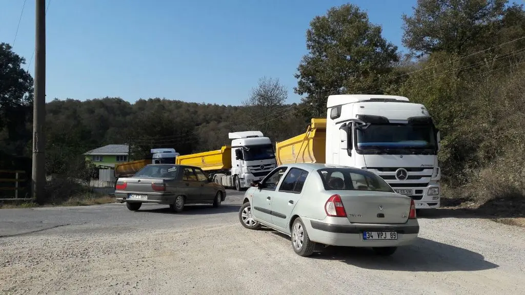 Haber: Aktefek Mahallesi Sakinleri Hafriyat Kamyonlarının Geçişini Engelledi - Galeri-1