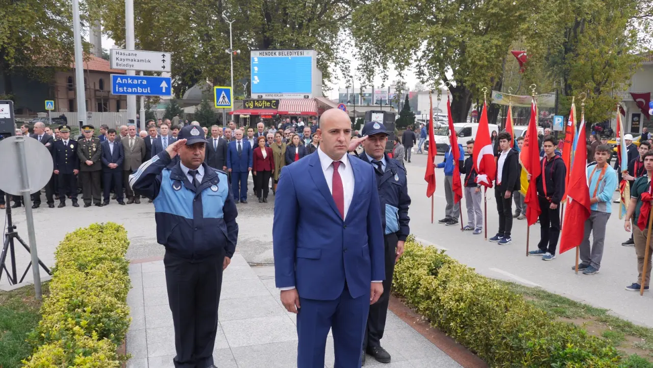 Haber: Hendek’te 29 Ekim Cumhuriyet Bayramı çelenk koyma töreni ile başladı - Galeri-1