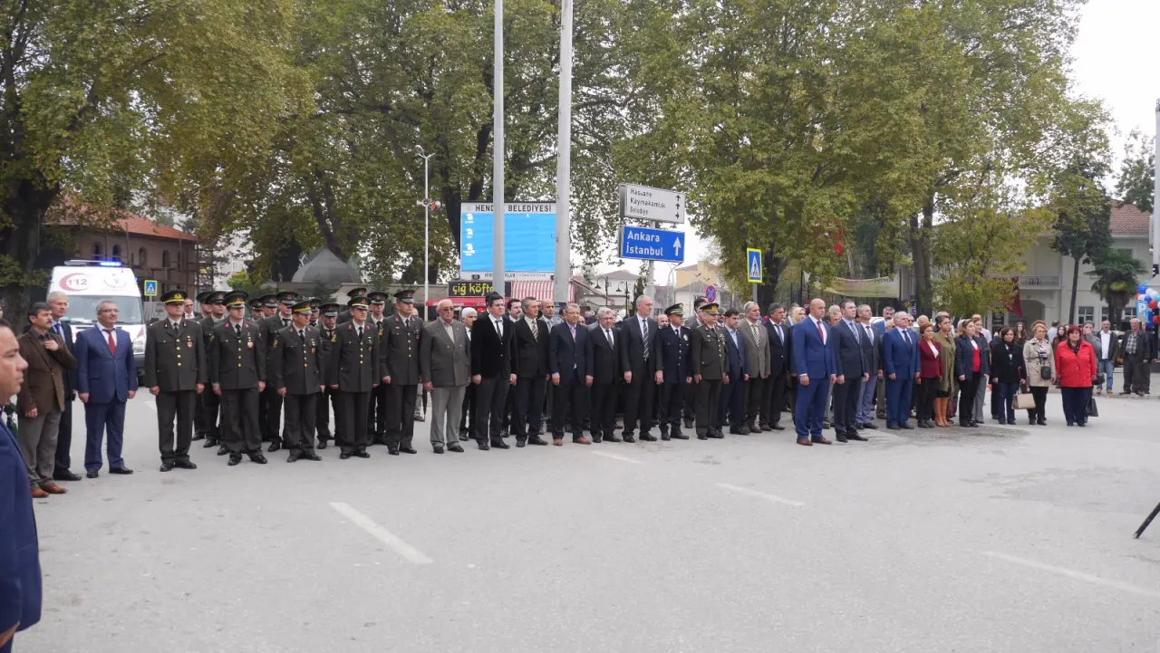 Haber: Hendek’te 29 Ekim Cumhuriyet Bayramı çelenk koyma töreni ile başladı - Galeri-2