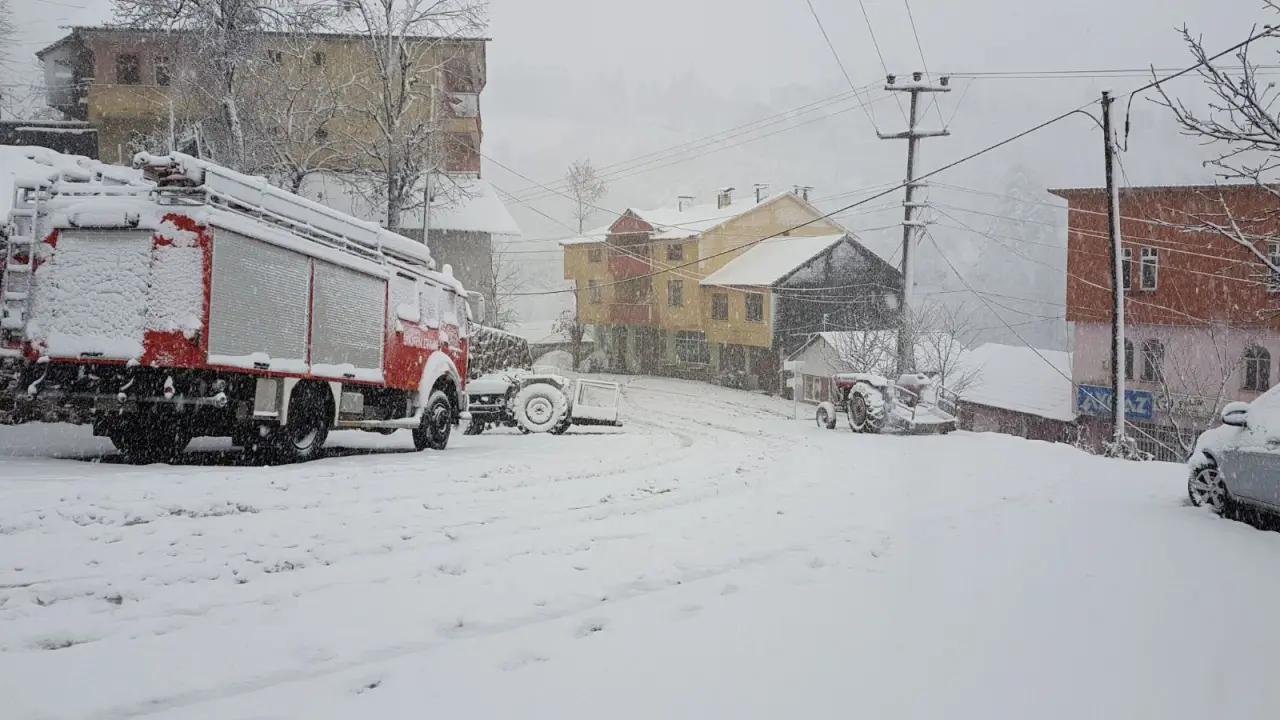Haber: ZİRVEDE KAR KALINLIĞI 10 CM'E ULAŞTI - Galeri-2