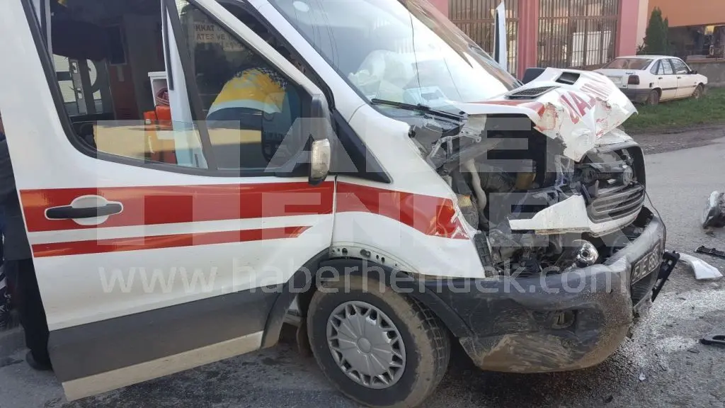 Haber: 112 Ambulansı Hasta Almaya Giderken Kaza Yaptı 3 Kişi Yaralandı - Galeri-1