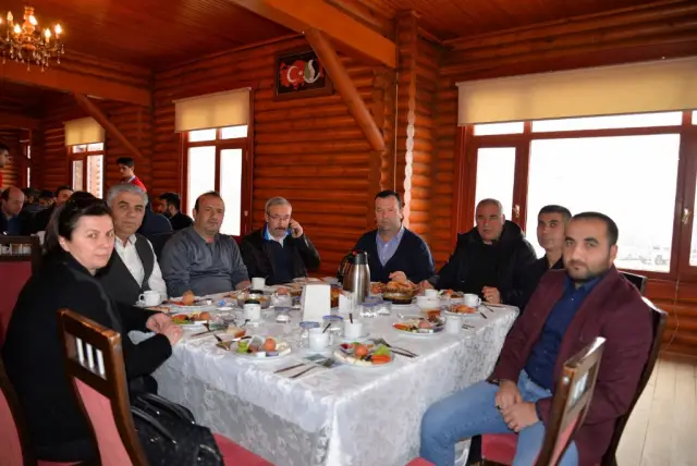 Belediye Başkanı Püsküllü Müteahhitlerle Bir Araya Geldi