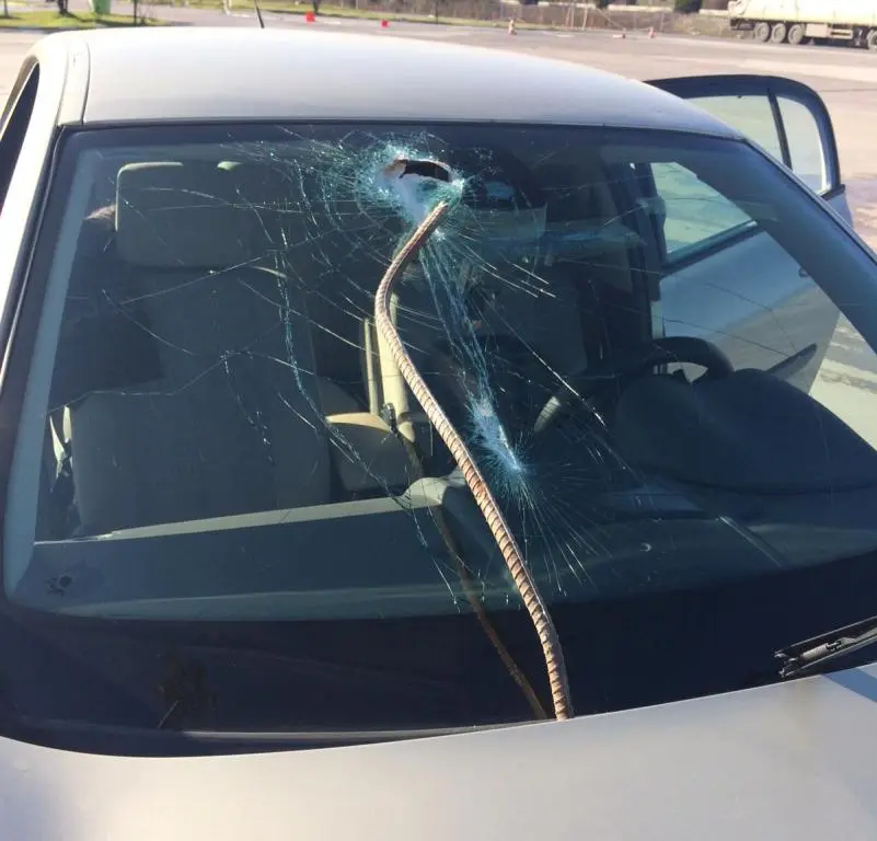 Haber: Demir Çubuk Otomobile Ok Gibi Saplandı - Galeri-1