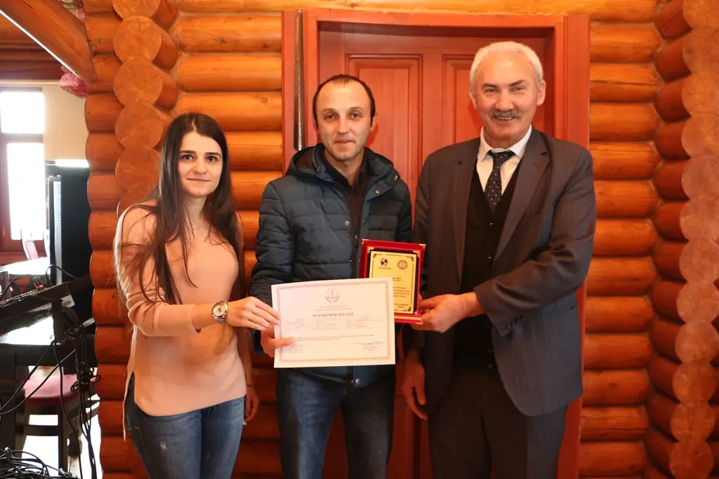Haber: Emlak Kursiyerleri Sertifikalarını Aldı - Galeri-3