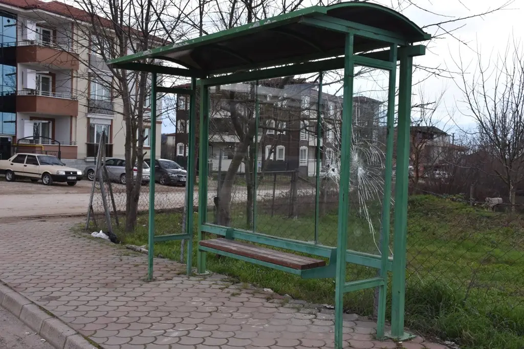 Haber: Minibüs Durak Camını Kırdılar - Galeri-1