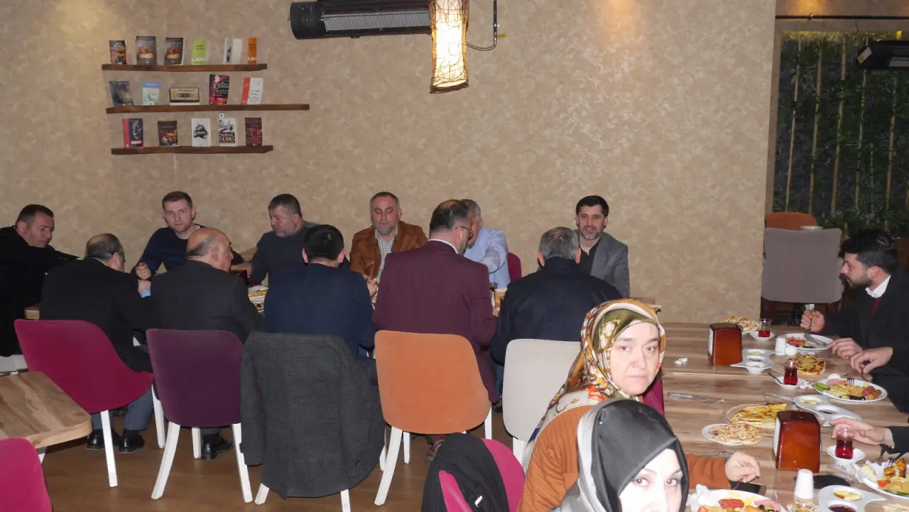 Haber: Ak Parti İlçe Teşkilatı Kafede Kahvaltı Yaptı - Galeri-1