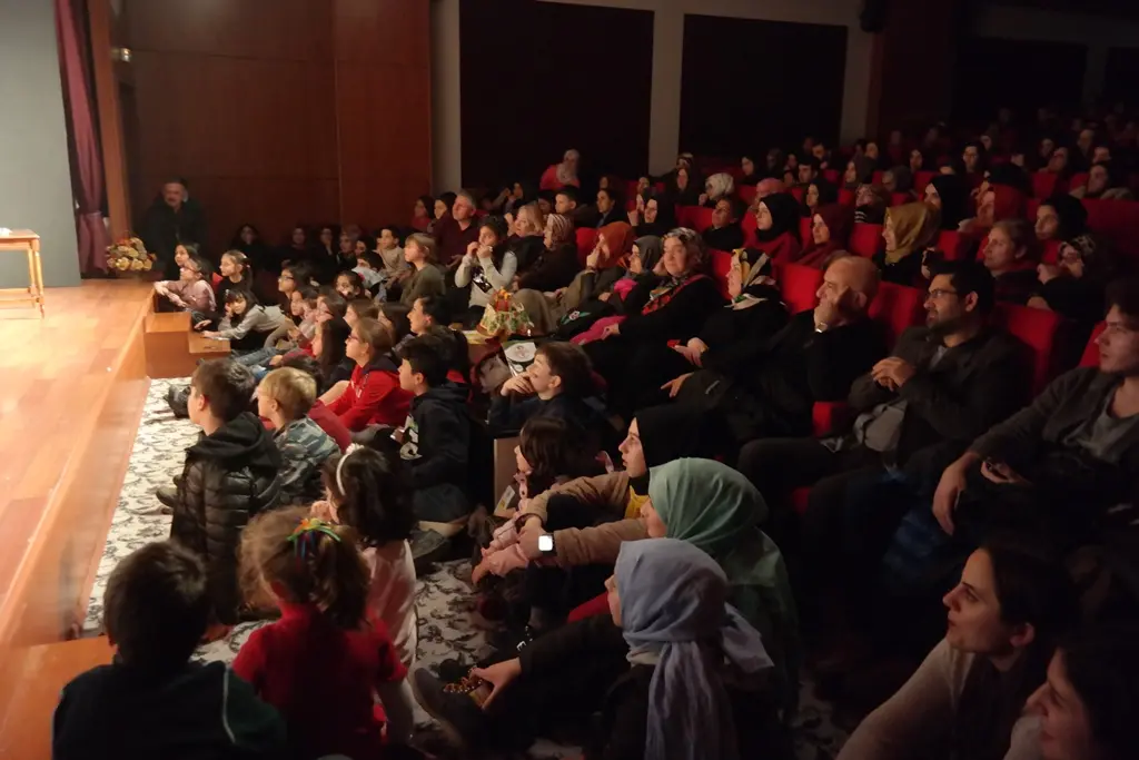 Haber: Oda Tiyatrosunun Oyununu İzleyenler Salona Sığmadı - Galeri-3
