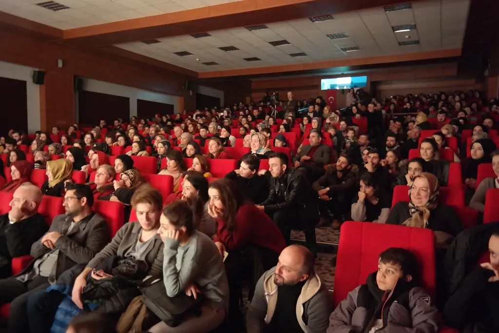 Haber: Oda Tiyatrosunun Oyununu İzleyenler Salona Sığmadı - Galeri-2
